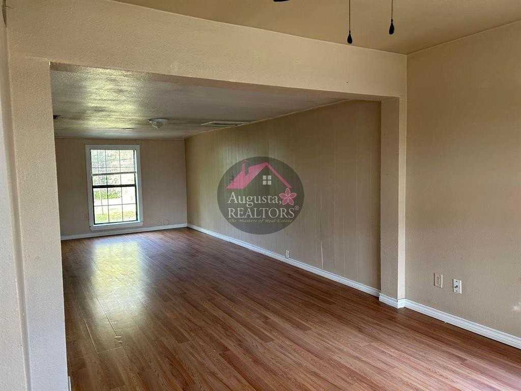 2210 Vine St - Photo 4 of 11