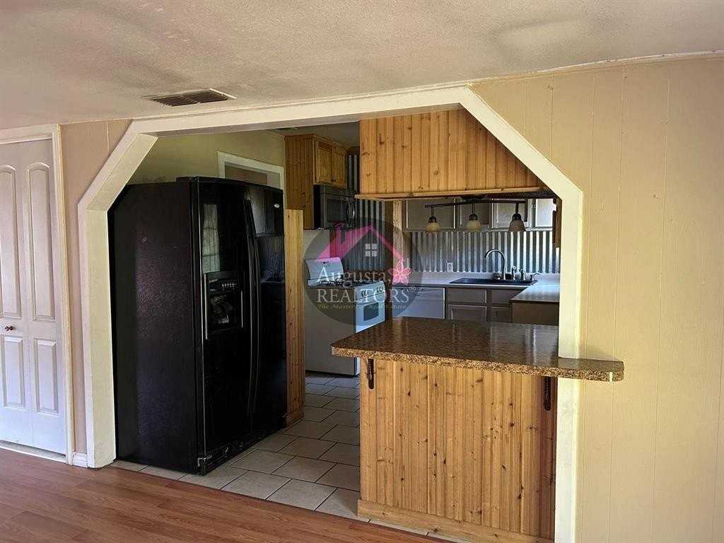 2210 Vine St - Photo 6 of 11