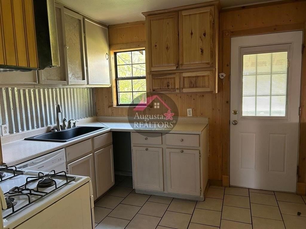 2210 Vine St - Photo 7 of 11