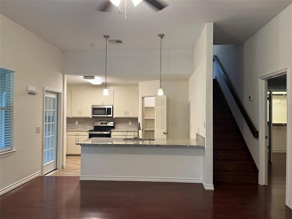 12046 Center St - Photo 4 of 19