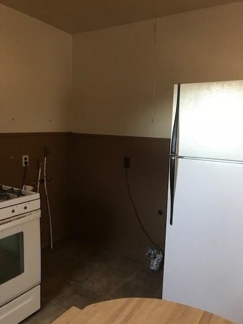 1634 Rhodes St - Photo 4 of 6