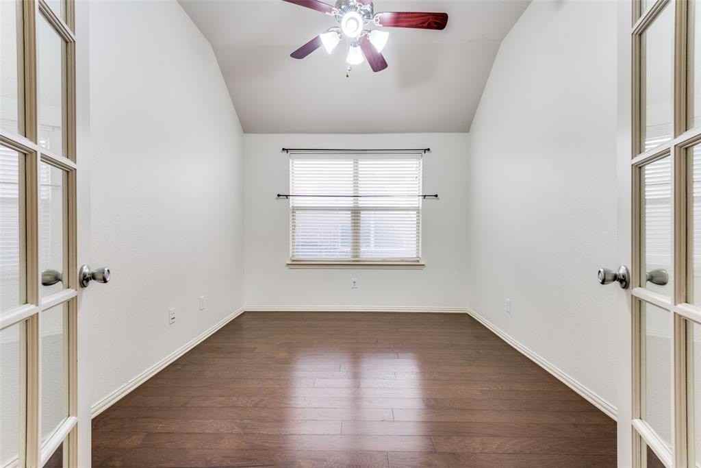 3309 Edgewater Dr - Photo 4 of 25