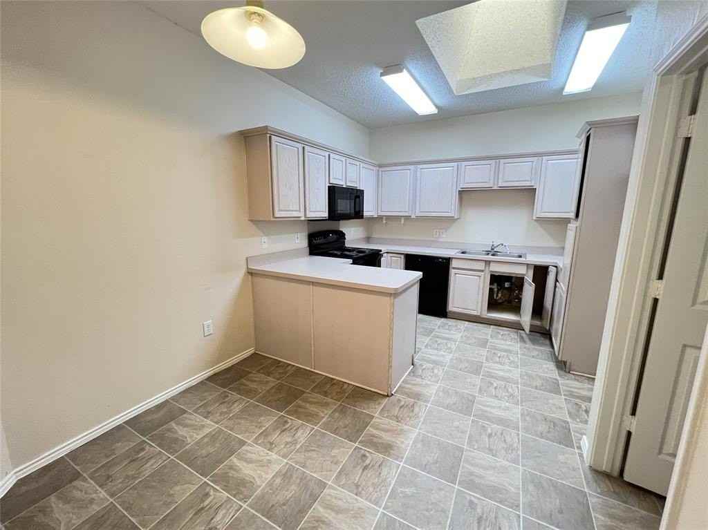 2416 Wildwood Ln - Photo 4 of 11