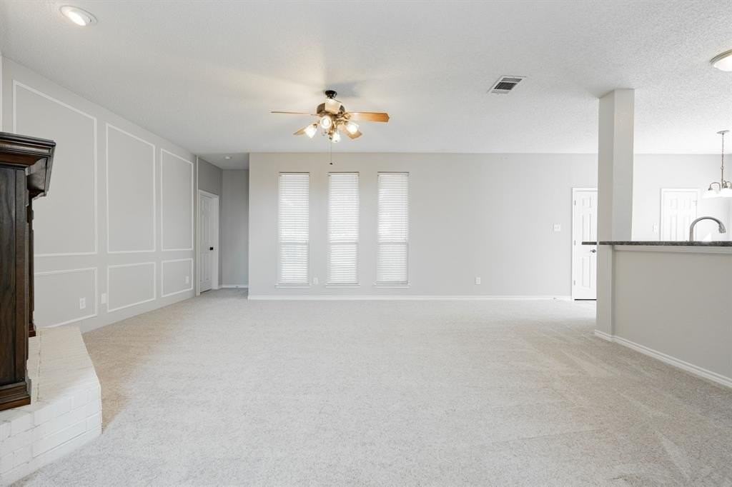 920 Dogwood Ln - Photo 3 of 35