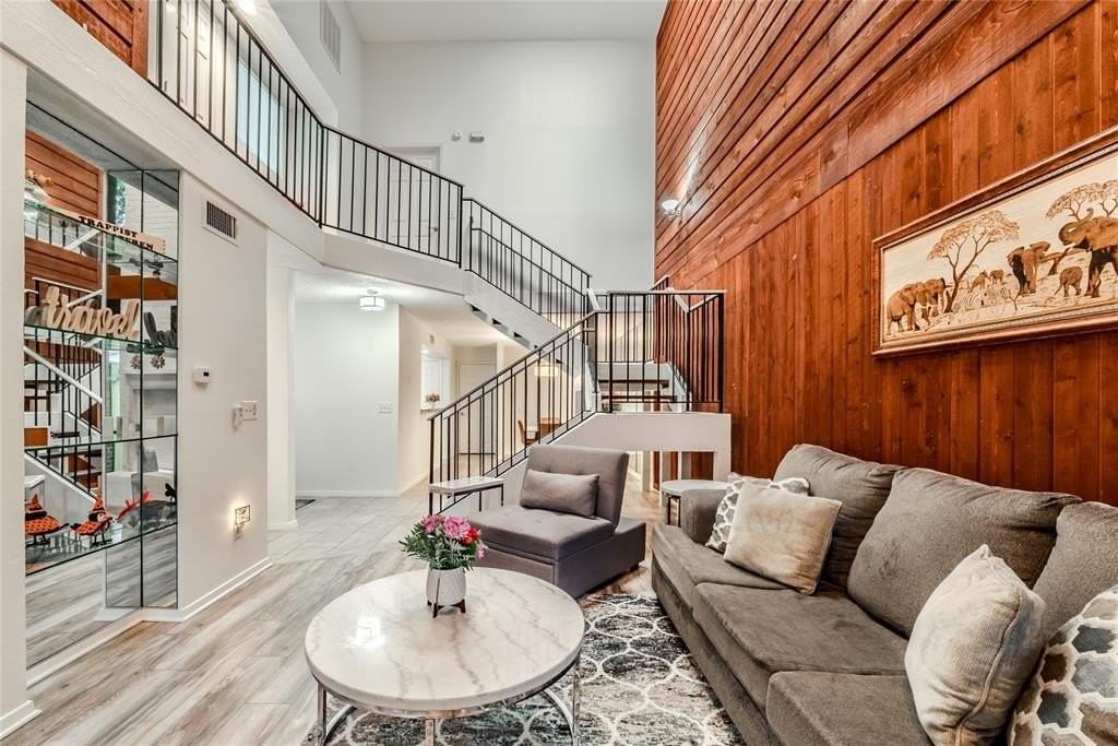 1902 Shorewood Dr - Photo 3 of 40