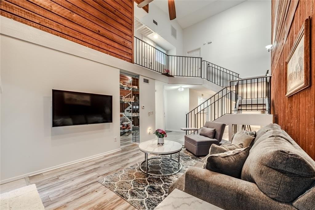 1902 Shorewood Dr - Photo 6 of 40