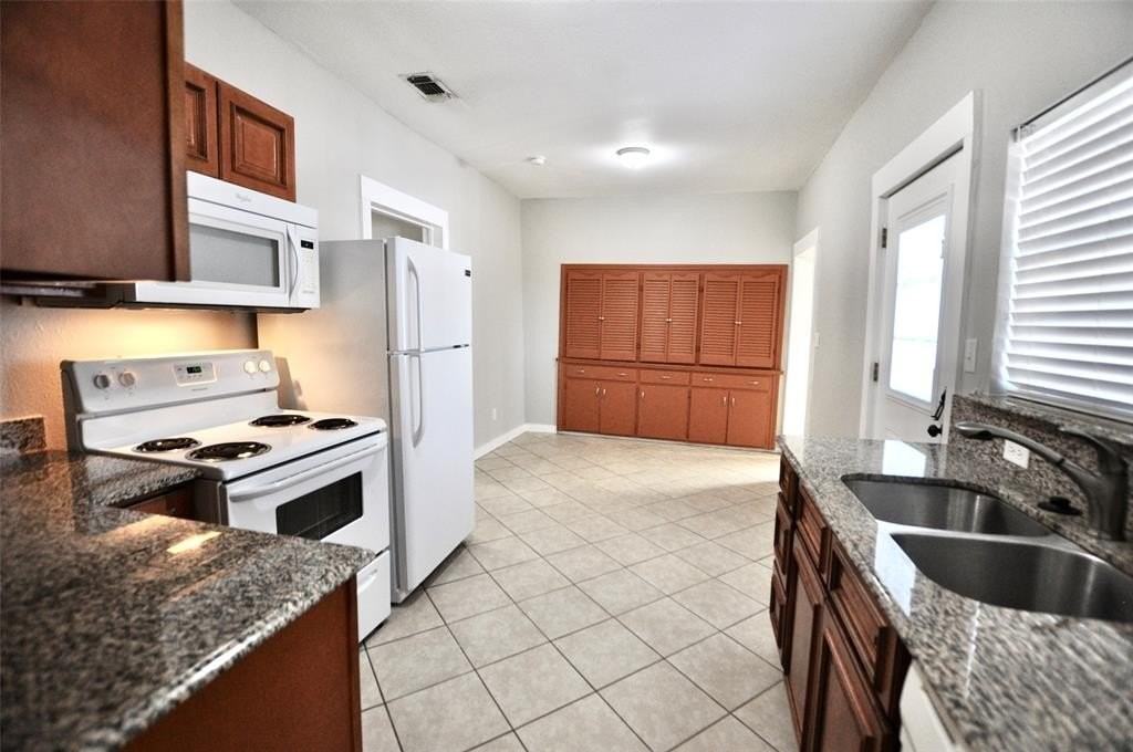 814 W Ball St - Photo 7 of 22