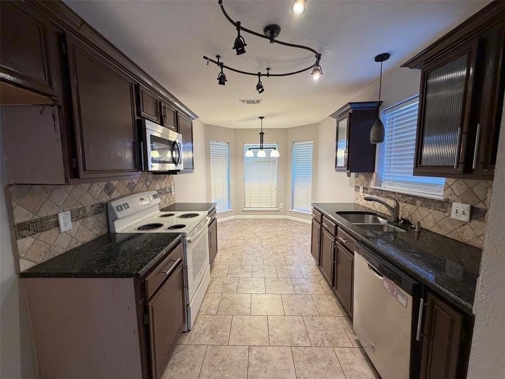 1208 Brookvalley Dr - Photo 3 of 11