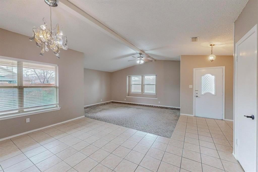 2124 Robinson St - Photo 5 of 40