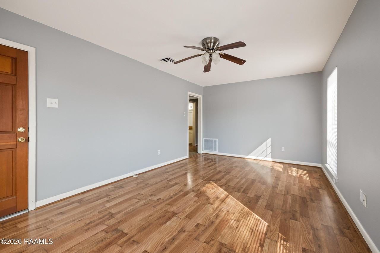 207 Ashwood Dr - Photo 2 of 22