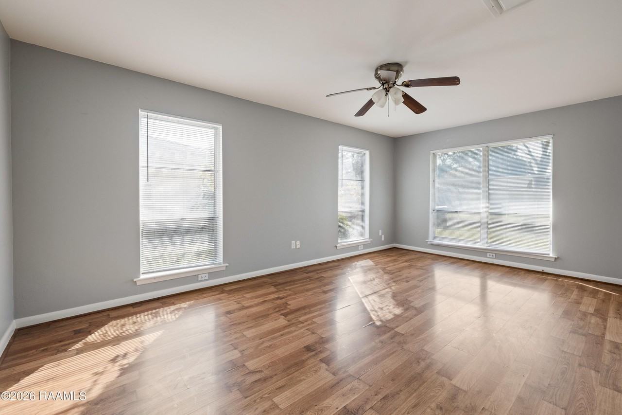 207 Ashwood Dr - Photo 3 of 22