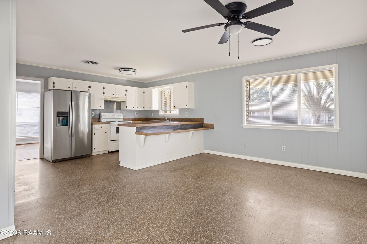 207 Ashwood Dr - Photo 4 of 22