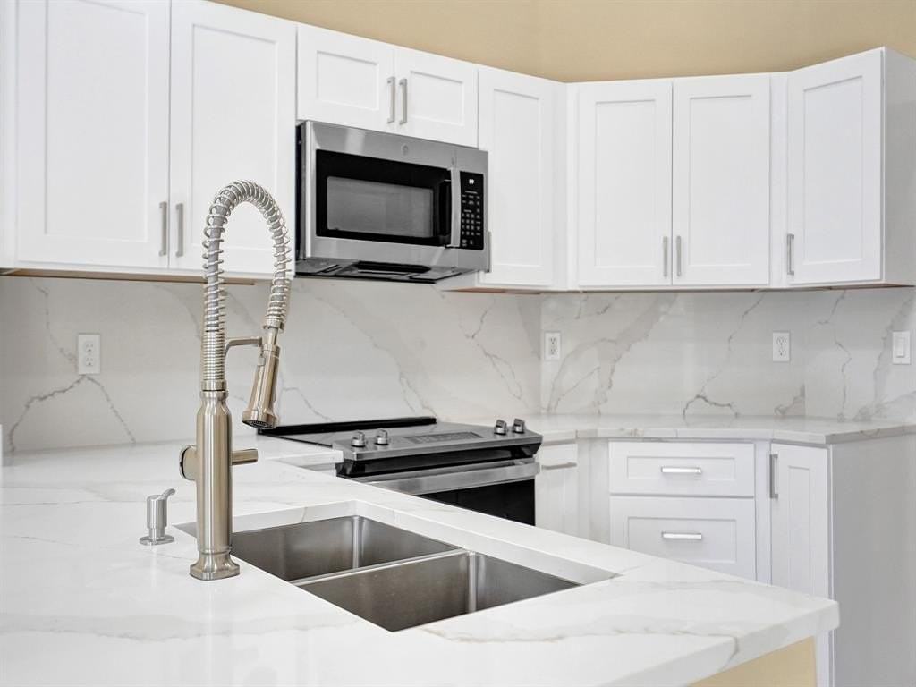 8452 Nw 47th St - Photo 4 of 18