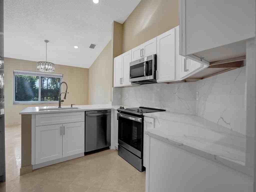 8452 Nw 47th St - Photo 5 of 18