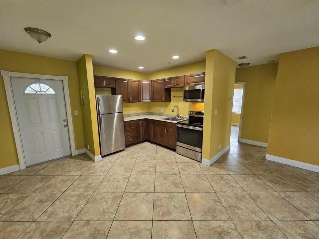 800 Nw 15th Ter - Photo 3 of 11