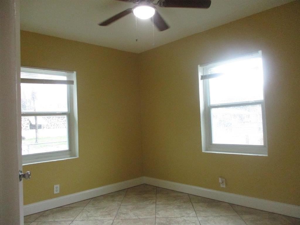 800 Nw 15th Ter - Photo 5 of 11