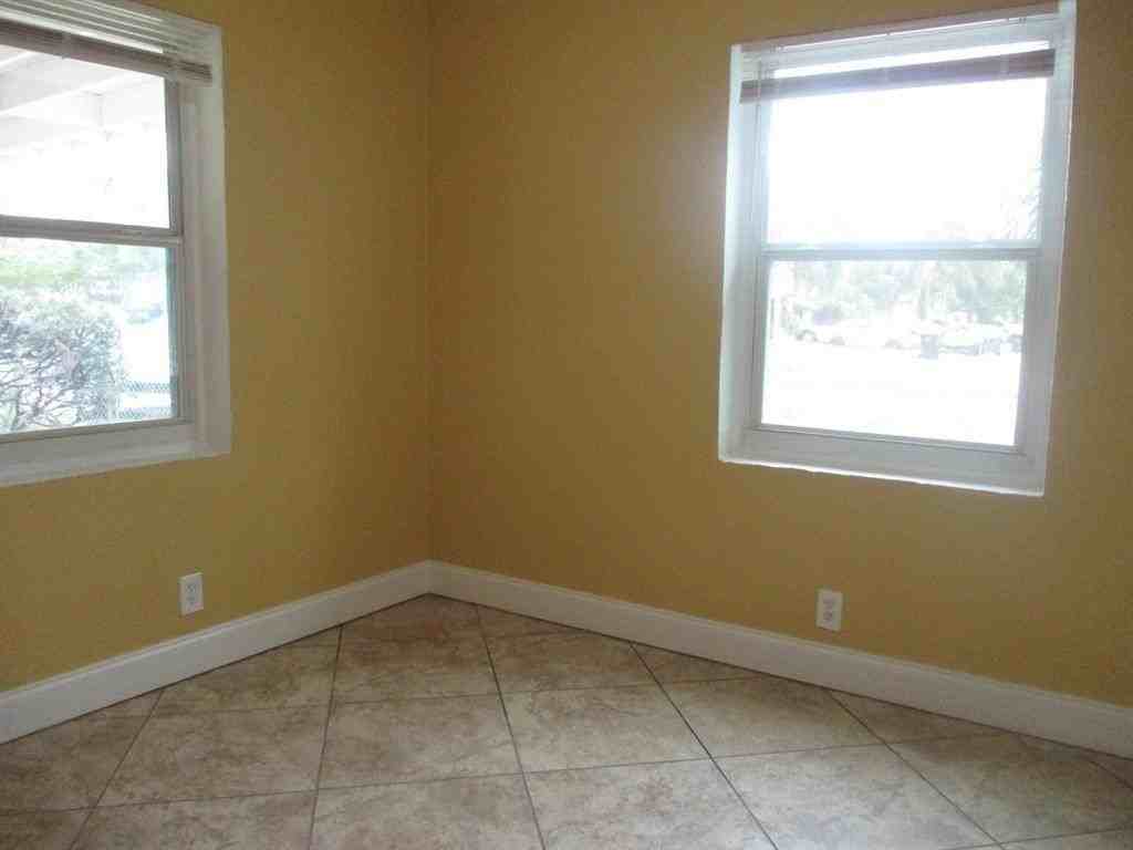 800 Nw 15th Ter - Photo 6 of 11