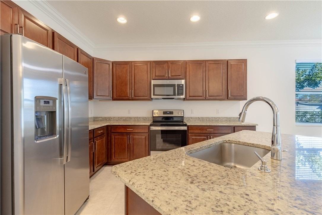 2589 Bella Vista Cir - Photo 4 of 35