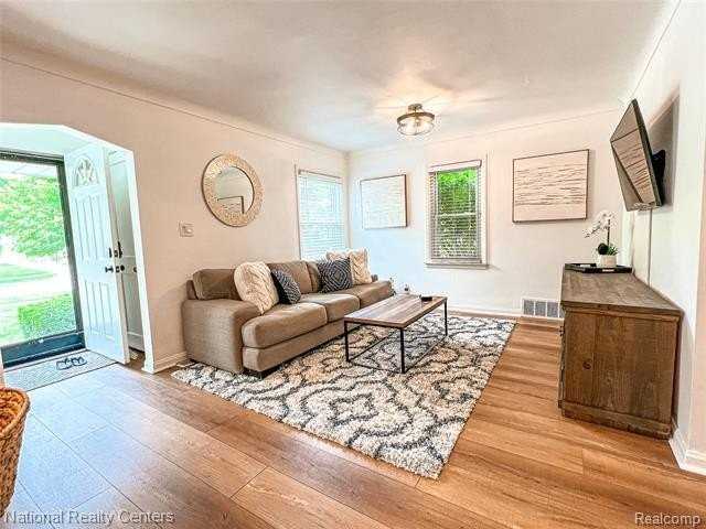 2108 N Wilson Ave - Photo 2 of 20