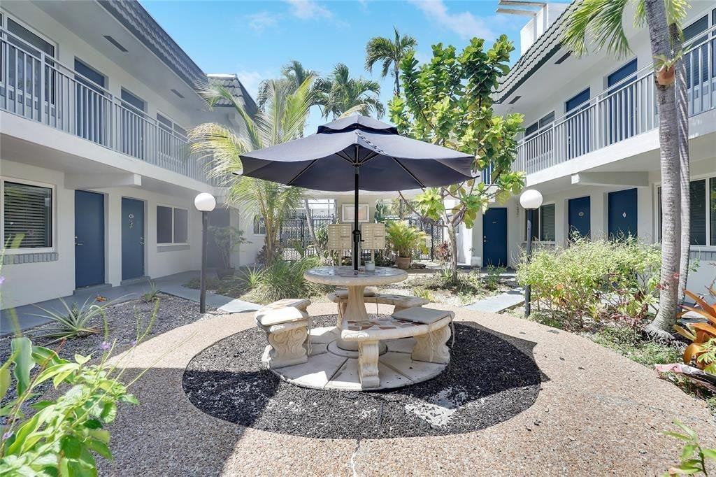 1010 Se 15th St - Photo 2 of 21