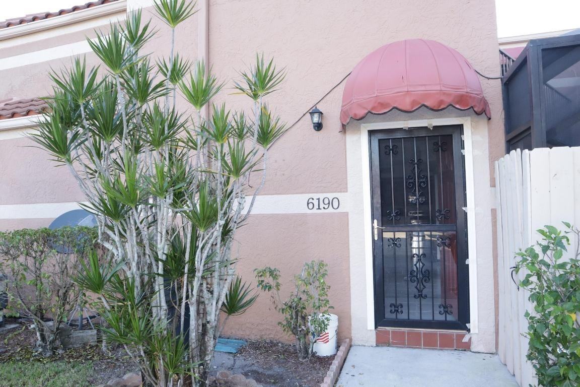 6190 Seven Springs Blvd - Photo 3 of 33