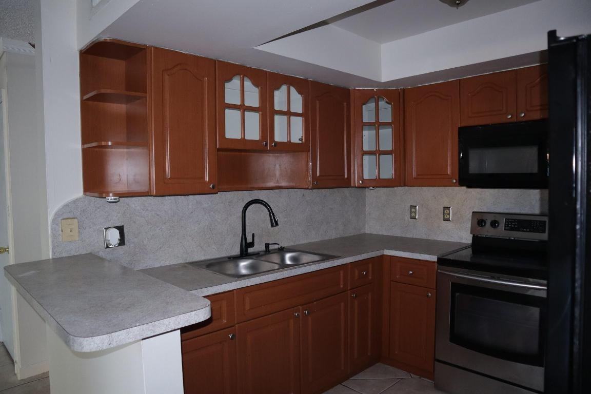 6190 Seven Springs Blvd - Photo 6 of 33