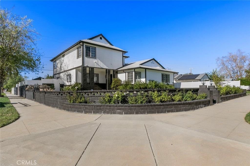 11001 Collett Ave - Photo 2 of 44