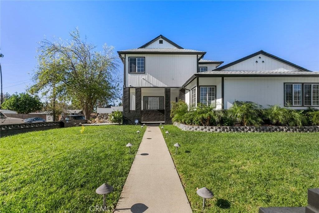 11001 Collett Ave - Photo 3 of 44