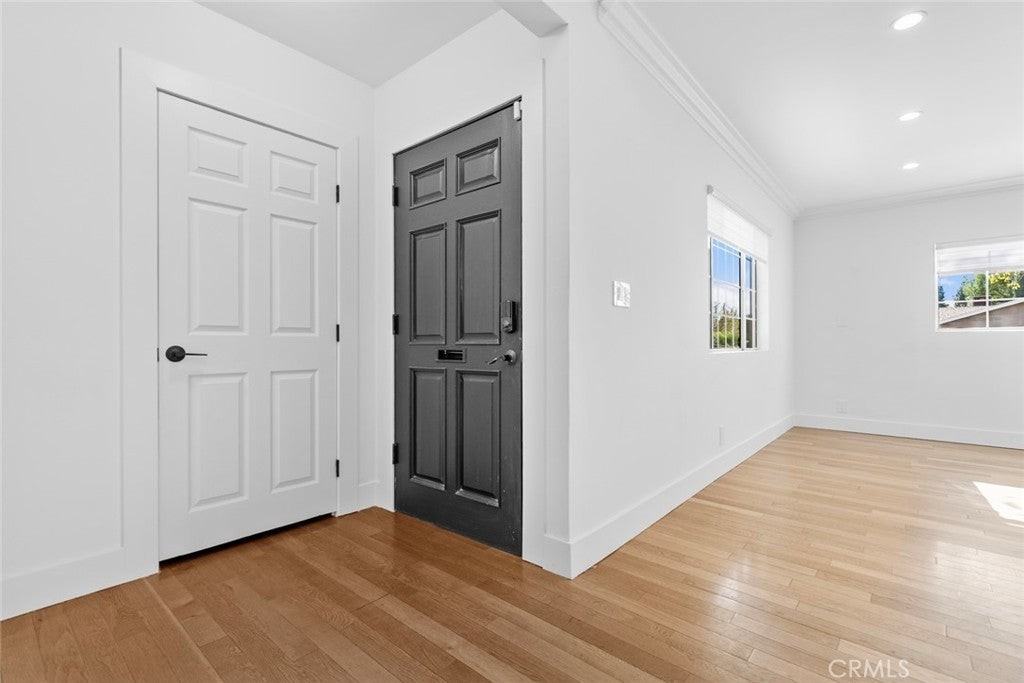 11001 Collett Ave - Photo 5 of 44