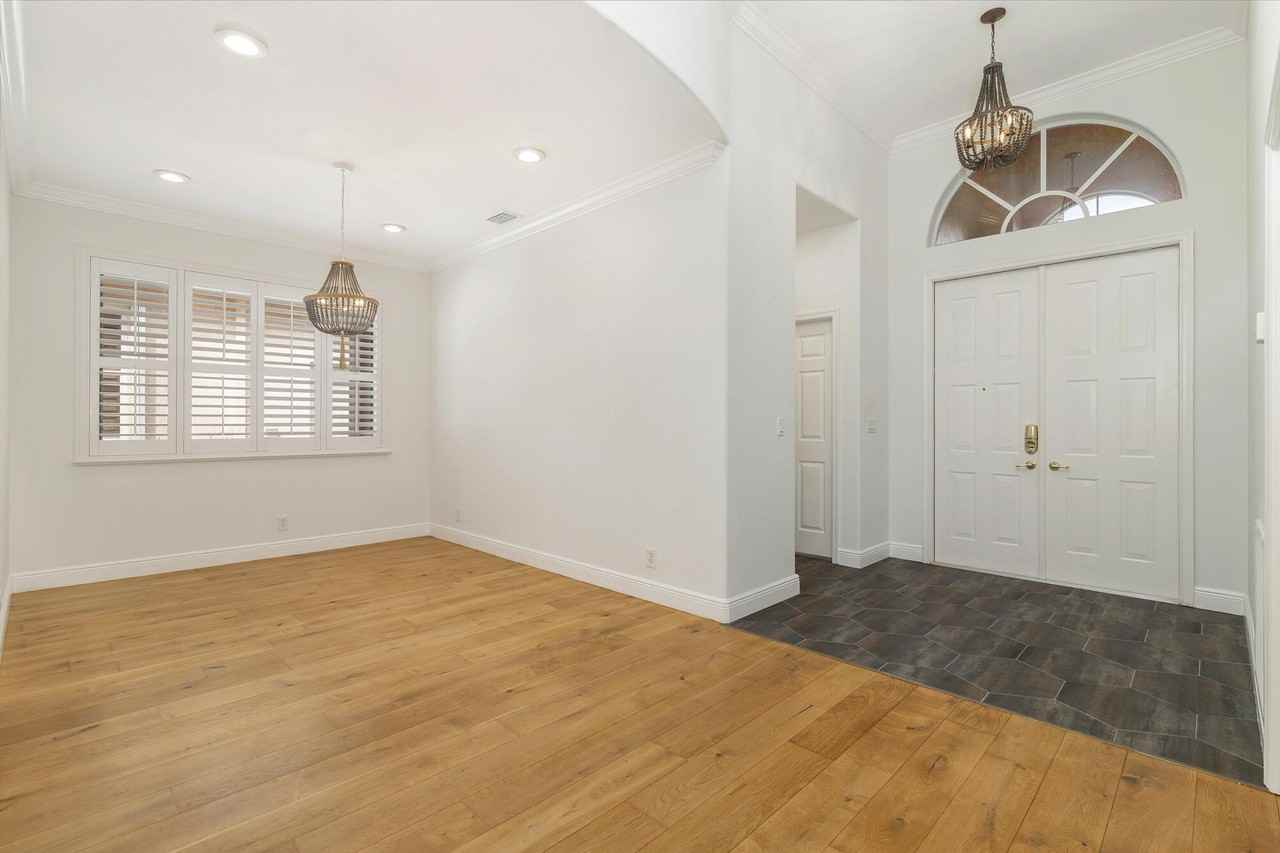 248 Palm Cir - Photo 4 of 35