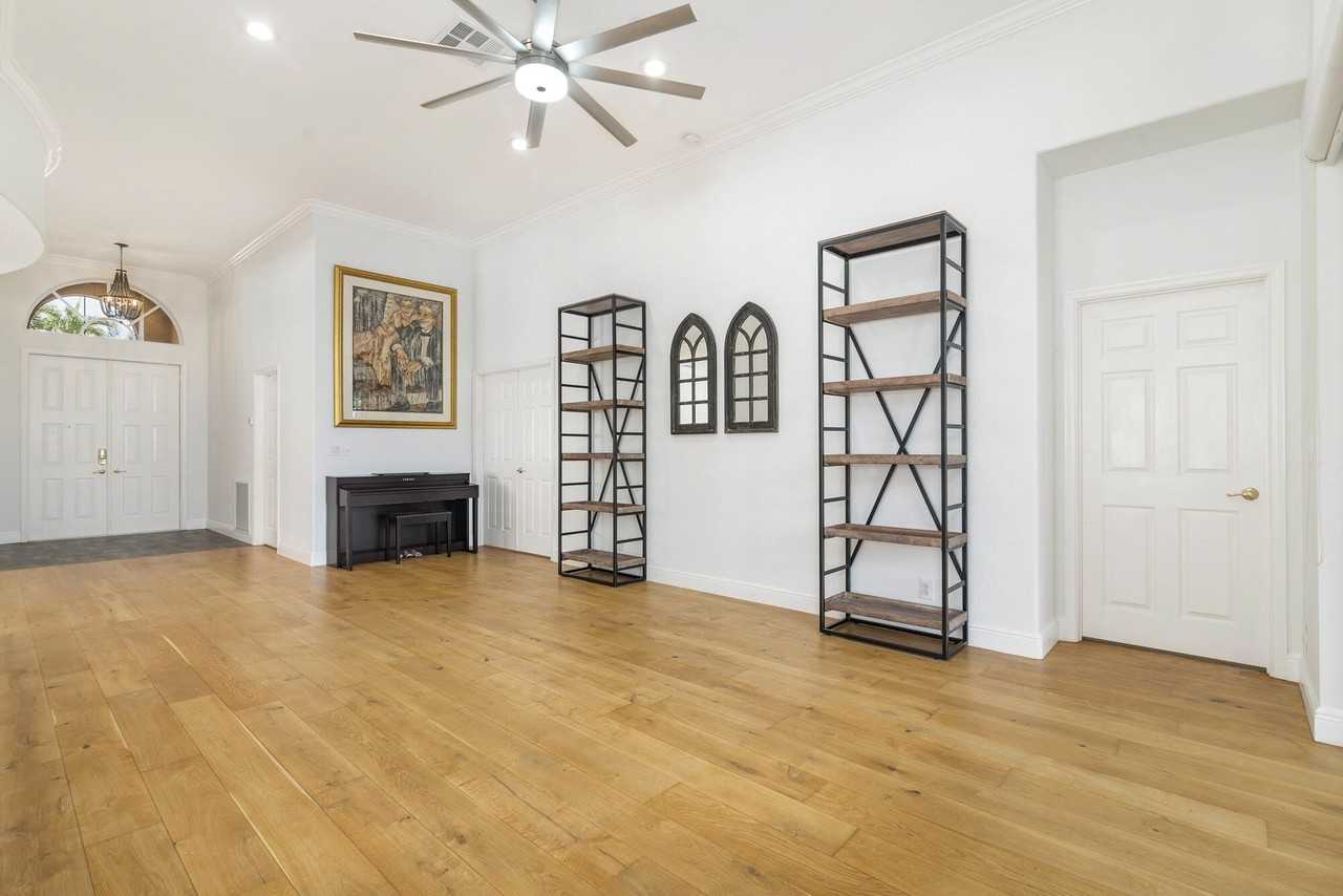 248 Palm Cir - Photo 5 of 35