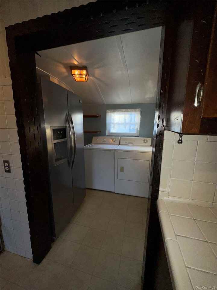 460 S Bayview Ave - Photo 3 of 8