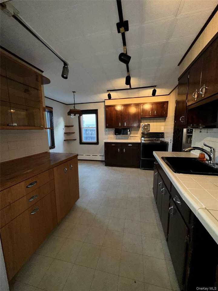 460 S Bayview Ave - Photo 4 of 8