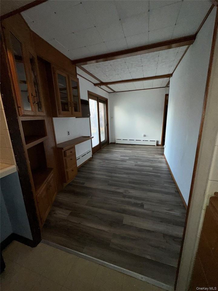 460 S Bayview Ave - Photo 5 of 8