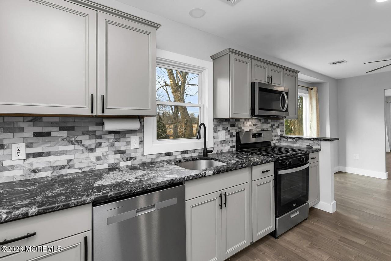 91 Locust Ave - Photo 7 of 25