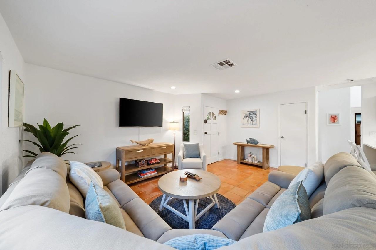 721 Glenview Ln - Photo 2 of 29