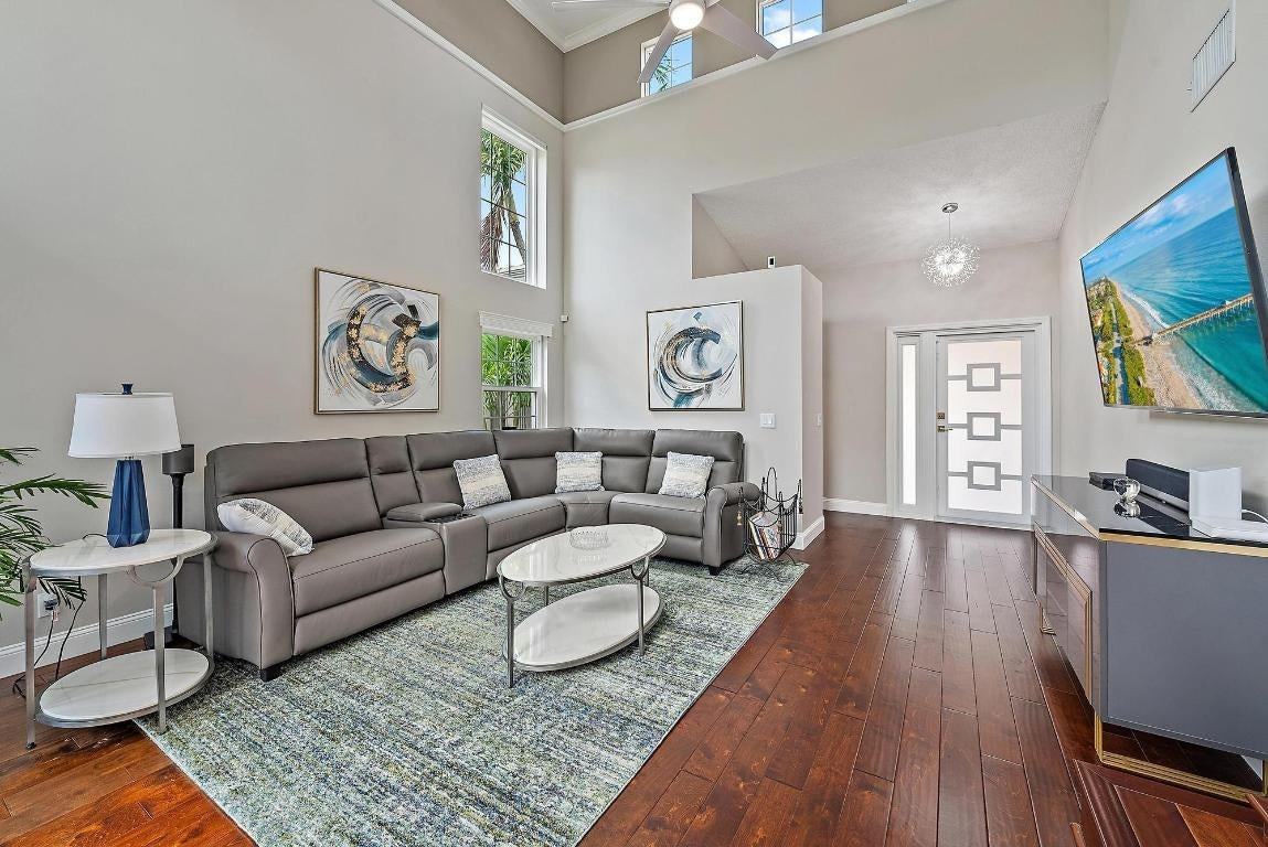 17 Commodore Pl - Photo 3 of 31