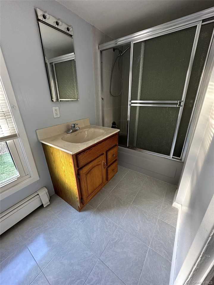 460 S Bayview Ave - Photo 4 of 6