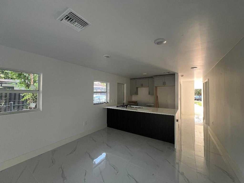 828 S B St - Photo 3 of 16