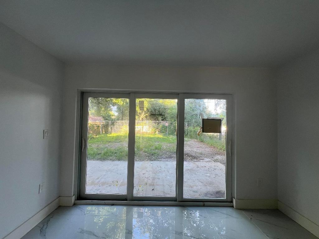 828 S B St - Photo 4 of 16