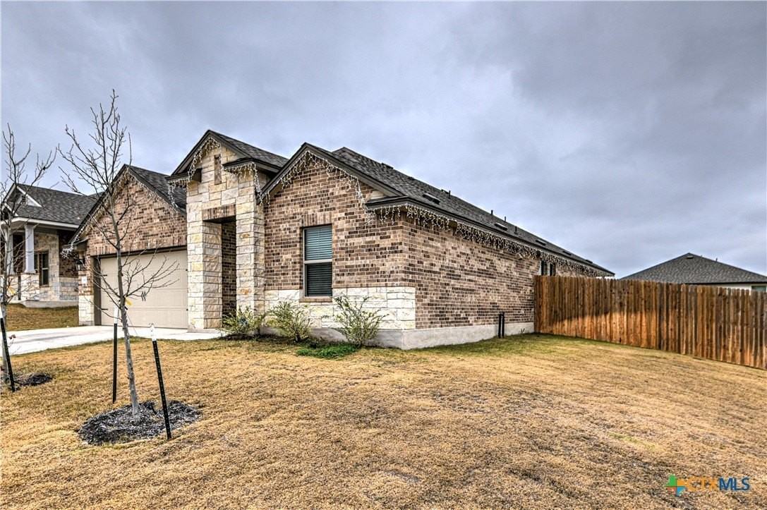 1957 Rosson St - Photo 2 of 34