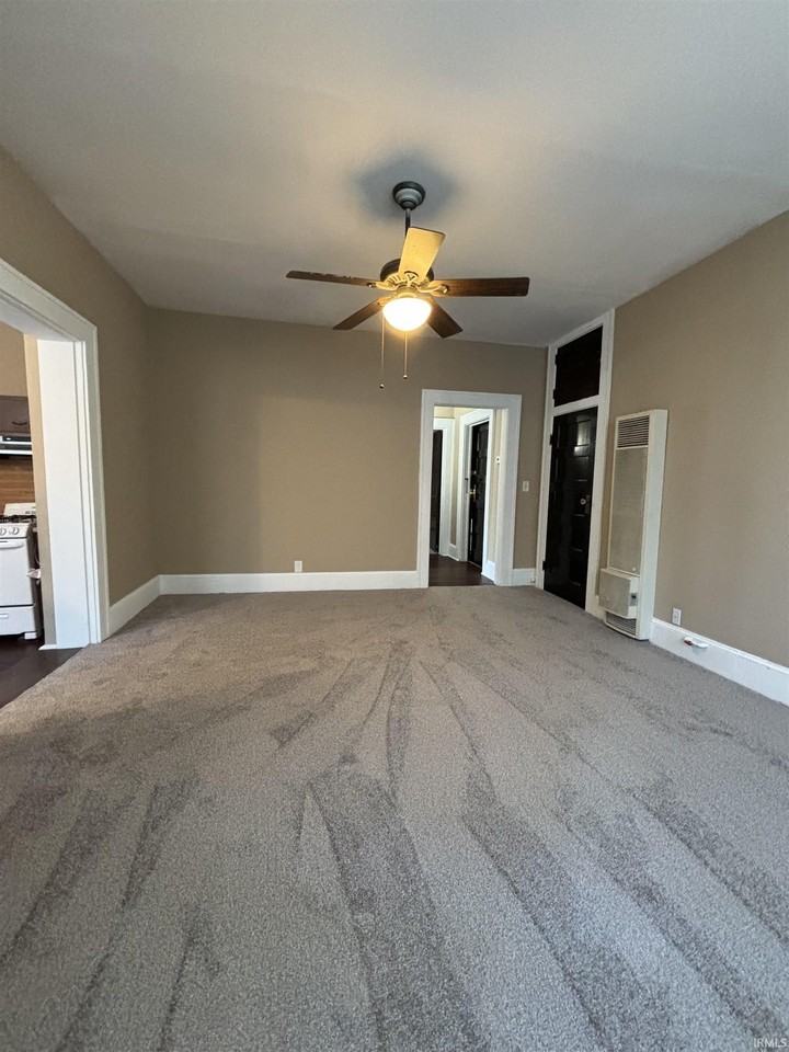 1119 Se Riverside Dr #D - Photo 3 of 9