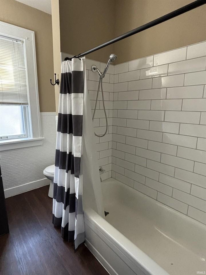 1119 Se Riverside Dr #D - Photo 4 of 9