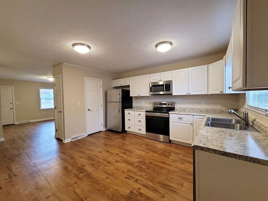 962 Beverly Dr - Photo 3 of 11