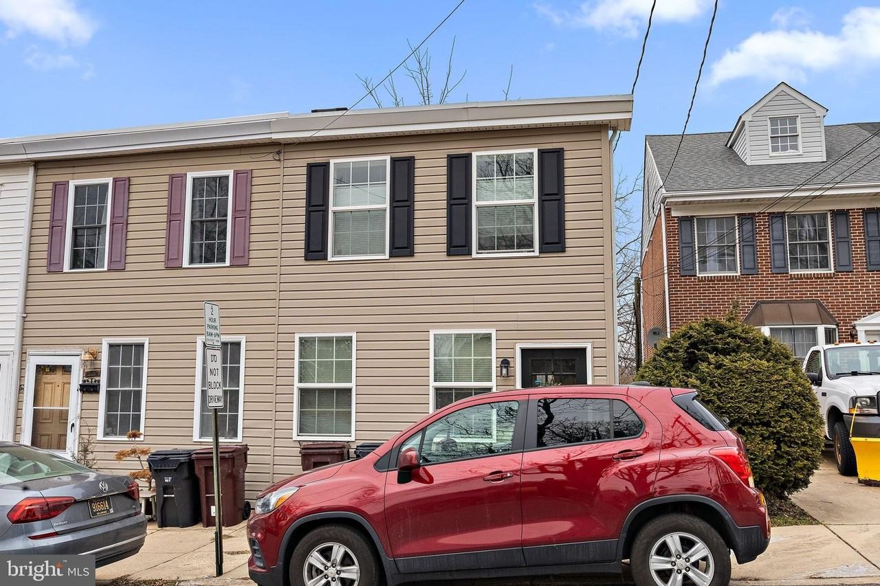 1809 W 10th St - Photo 2 of 20