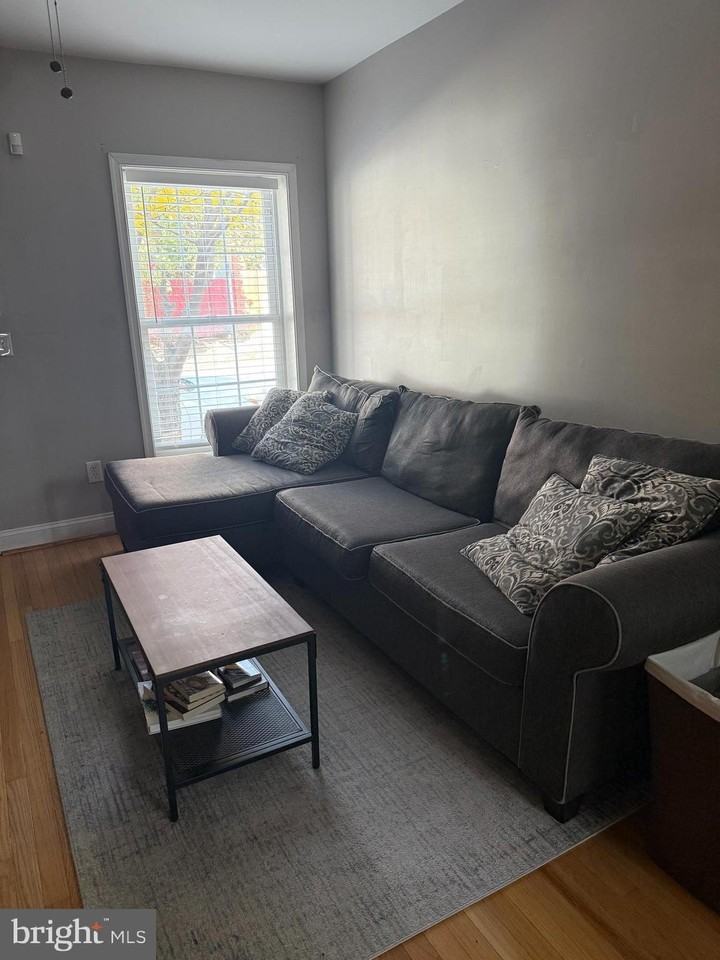 1929 E Lombard St - Photo 6 of 11