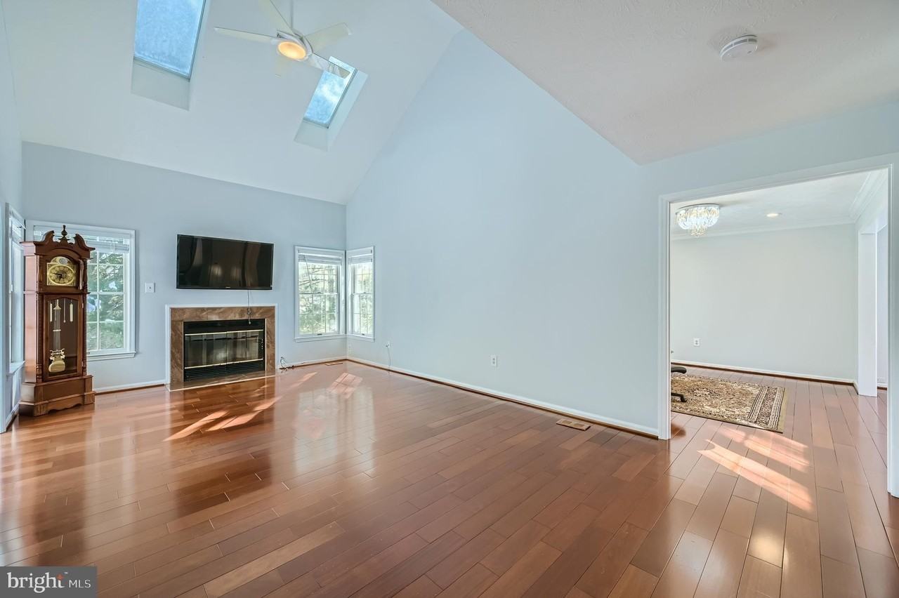 8 Sapphire Hill Ct - Photo 4 of 33