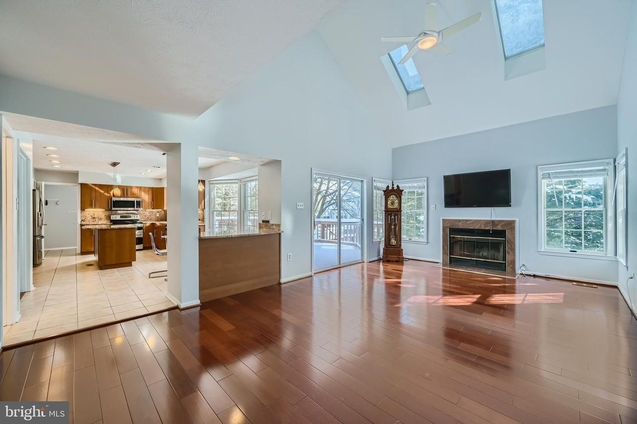 8 Sapphire Hill Ct - Photo 5 of 33