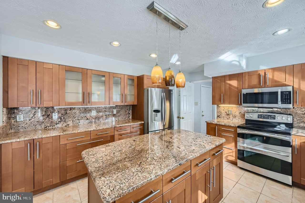 8 Sapphire Hill Ct - Photo 2 of 33