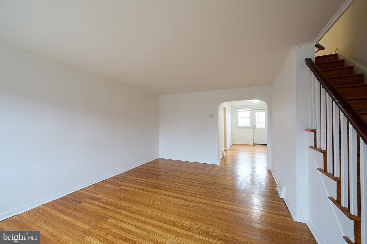 853 E 14th St - Photo 4 of 34